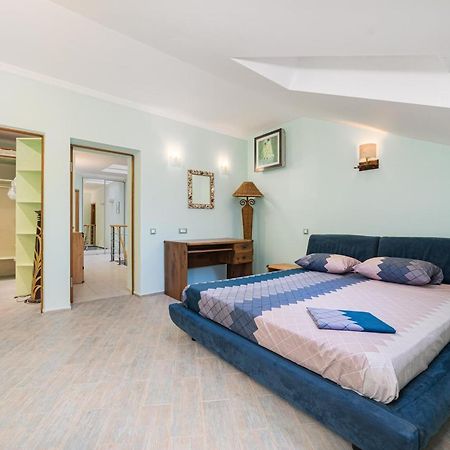 Classical Deribasivska 3-Bedrooms Apartment Οδησσός Εξωτερικό φωτογραφία